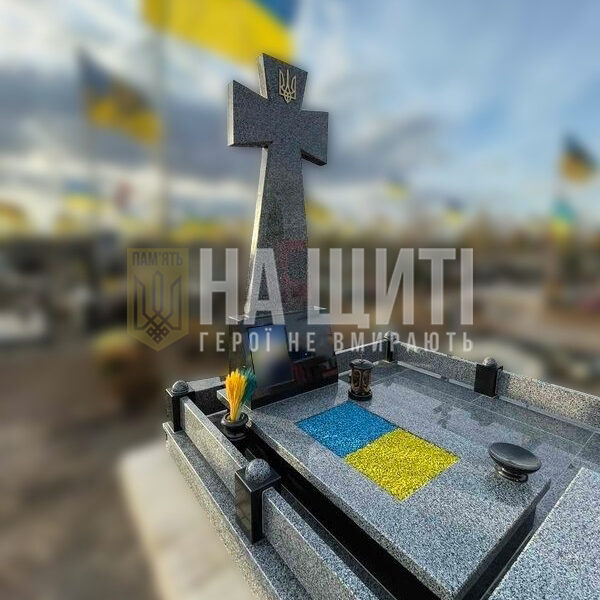 Світло-сірий гранітний військовий пам'ятник з хрестом і гербом України