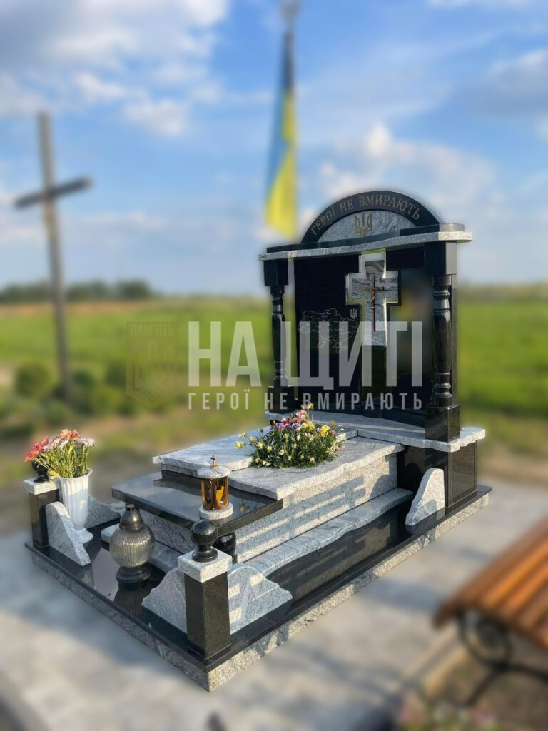 Пам'ятник для військового з граніту зі світлими та темними елементами та тризубом