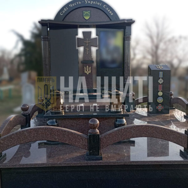 Пам'ятник для військового з темного граніту з хрестом і гербом України