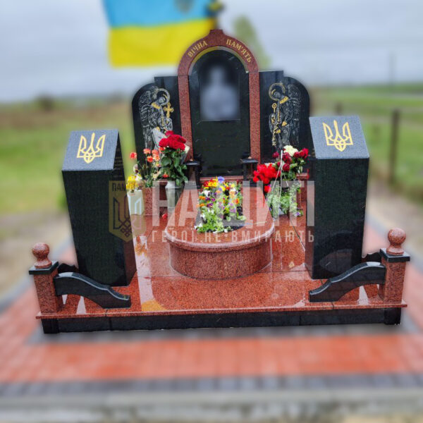 Пам'ятник воїну з червоного граніту з аркою
