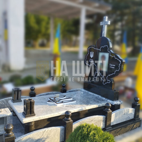 Військовий пам'ятник у формі карти України з чорного та сірого граніту
