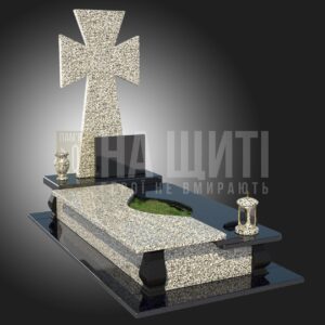 Військовий пам'ятник з масивним хрестом і лампадами