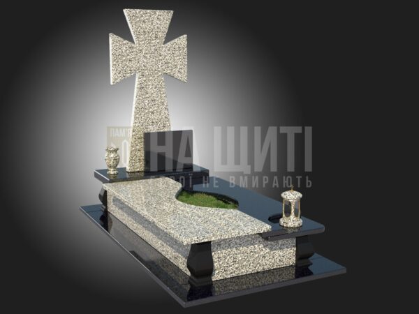 Військовий пам'ятник з масивним хрестом і лампадами