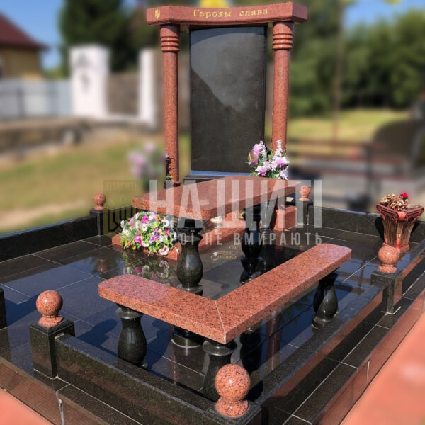 Пам'ятник для військового з колонами з червоного граніту