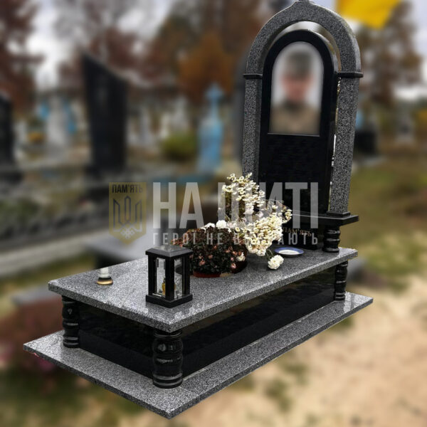 Пам'ятник Герою з арочним елементом та чорним хрестом на сірому граніті