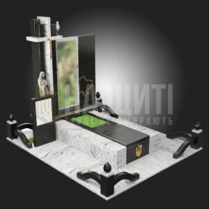 Витончений військовий пам'ятник з фігурою Божої Матері