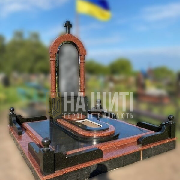 Пам'ятник для військовому з аркою та хрестом з червоного і чорного граніту