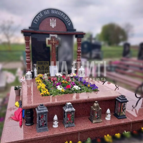 Червоний гранітний пам'ятник Герою з аркою і хрестом для військових - пам'ятник воїну