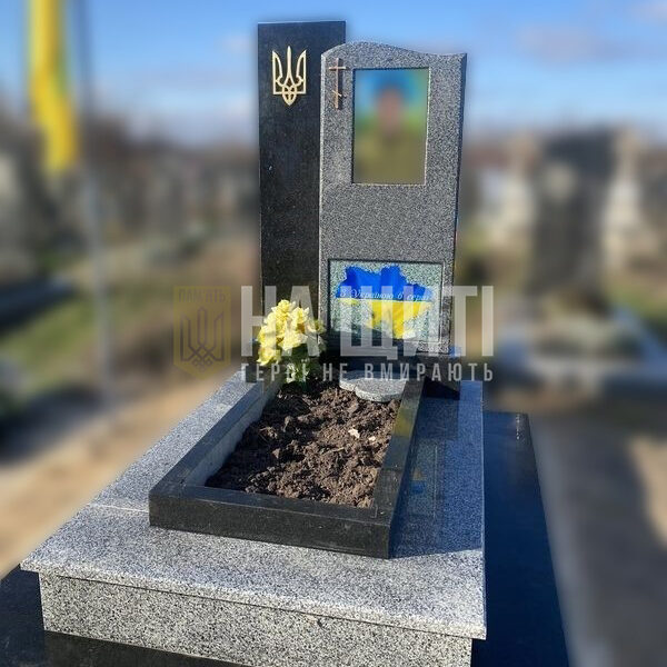 Пам'ятник Герою з тризубом і картою України з чорного та сірого граніту
