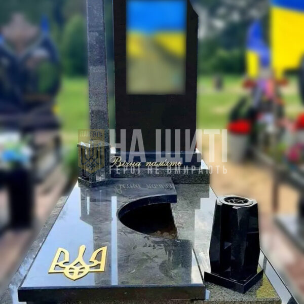 Пам'ятник для військових з хрестом і тризубом – шана Героям України.