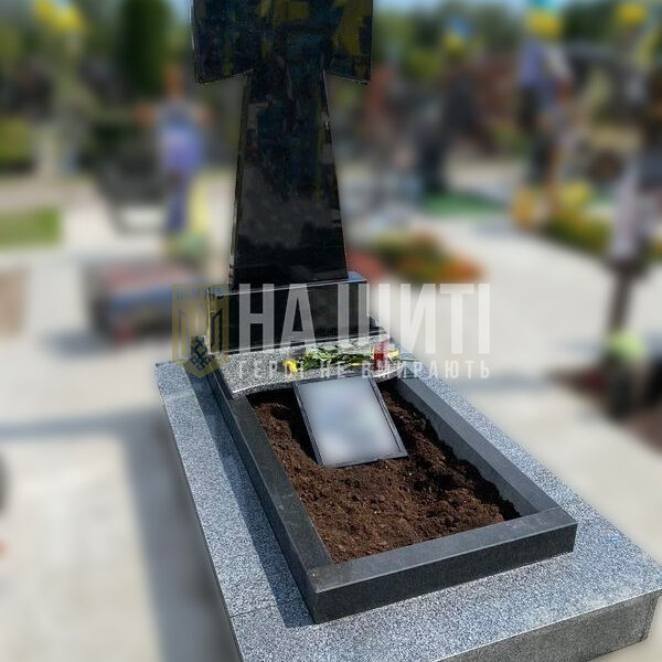 Чорний гранітний хрест з тризубом для військових - пам'ятник Герою України