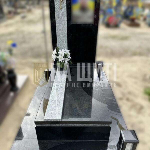 Військовий пам'ятник зі стриманим дизайном