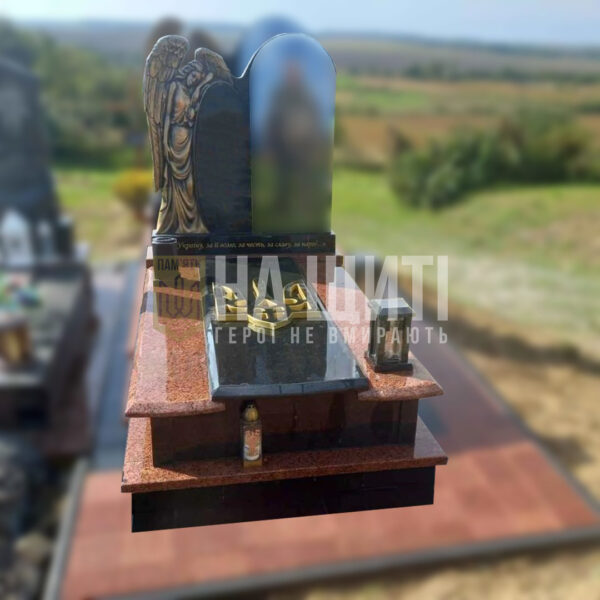 Червоний гранітний пам'ятник для військового з янголом та лампадами