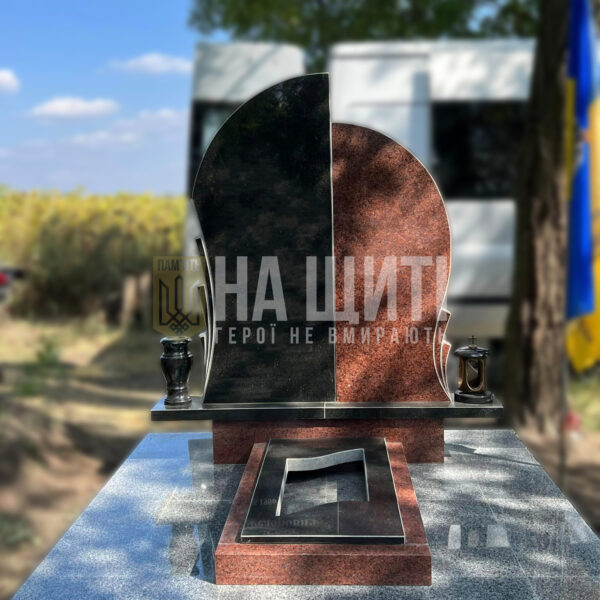 Асиметричний пам'ятник для військового з чорного та червоного граніту