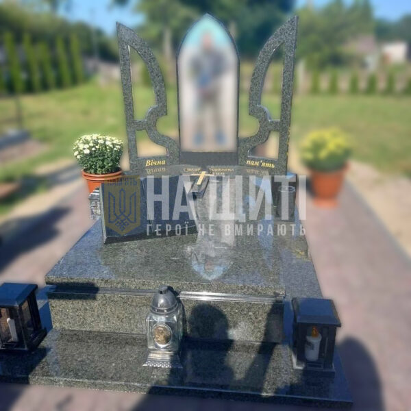 Військовий пам'ятник з гранітною стелою у формі тризуба та латунним хрестом