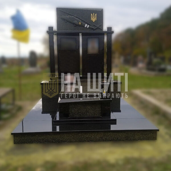 Військовий пам'ятник з чорного граніту з барельєфом вертольота та тризубом для авіаційних Героїв