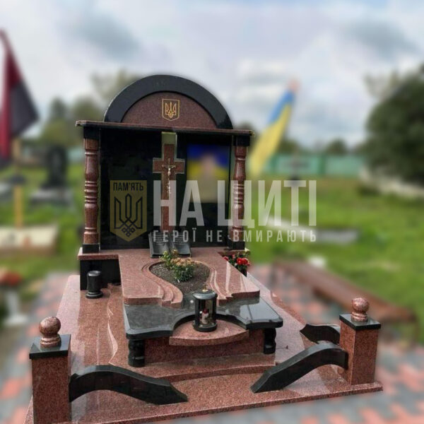 Пам'ятник для військового з червоного граніту з аркою та тризубом