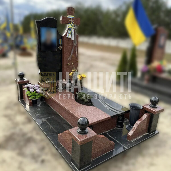 Пам'ятник Герою зі стелою-щитом та хрестом з військовими нагородами з граніту