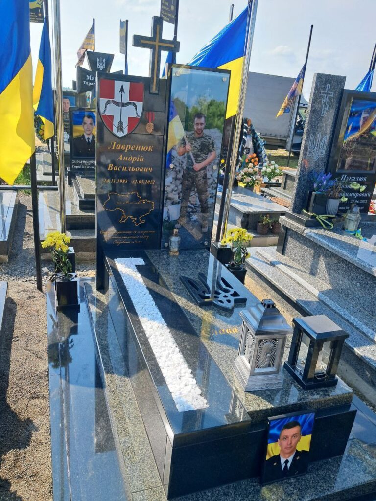 Замовлення військового пам'ятника зимою